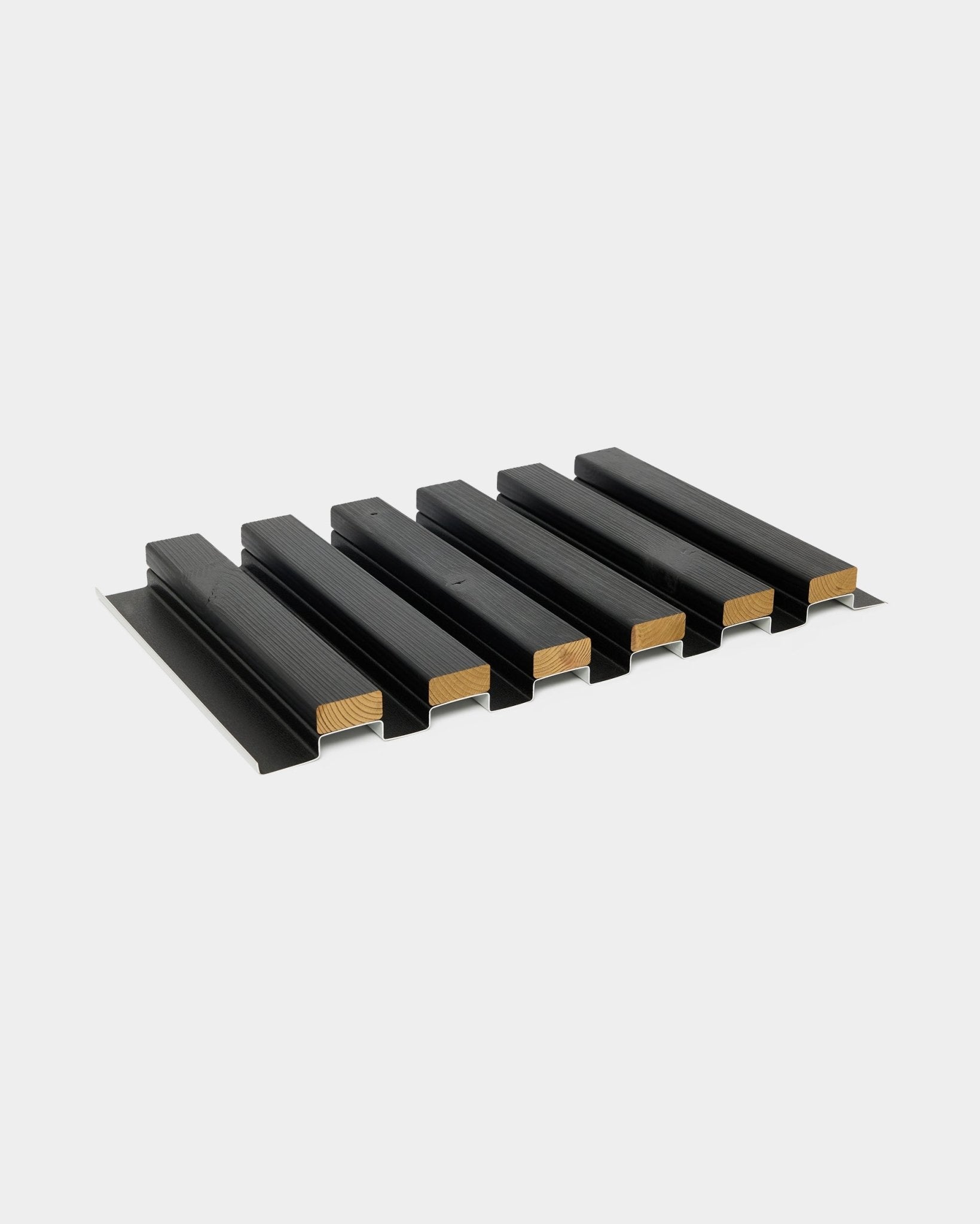 Prøve på Aluwood fasadepanel fra WoodUpp med seks trespiler montert i metallkanaler i black, måler 45,7 x 27 cm og vises mot en lys grå bakgrunn.